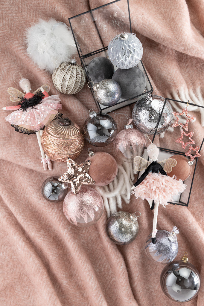 Doos met 4 kerstballen glitter mini kwast roze glas transparant groot