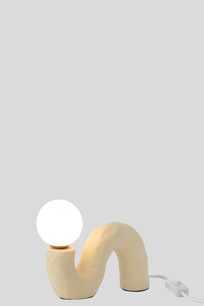 Tafellamp Gebonden Voet Glazen Bol Steengoed Beige