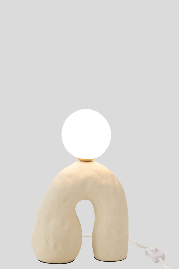Tafellamp op voet Glazen bol Steengoed Beige